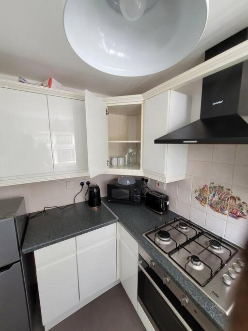 2 Bedroom End Of Terrace House Wellington  Bagian luar foto